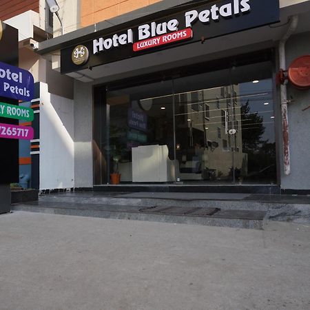 Hotel Blue Petals Shamshabad Dış mekan fotoğraf