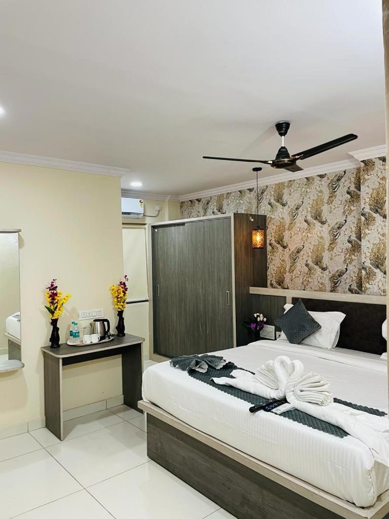 Hotel Blue Petals Shamshabad Dış mekan fotoğraf