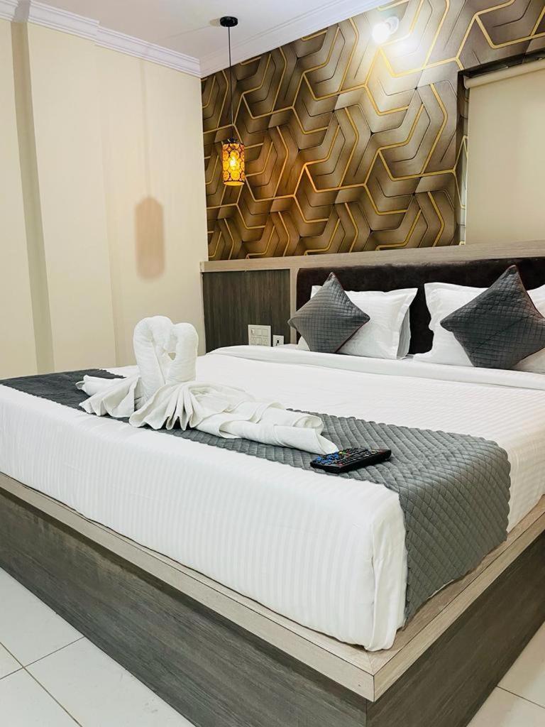 Hotel Blue Petals Shamshabad Dış mekan fotoğraf