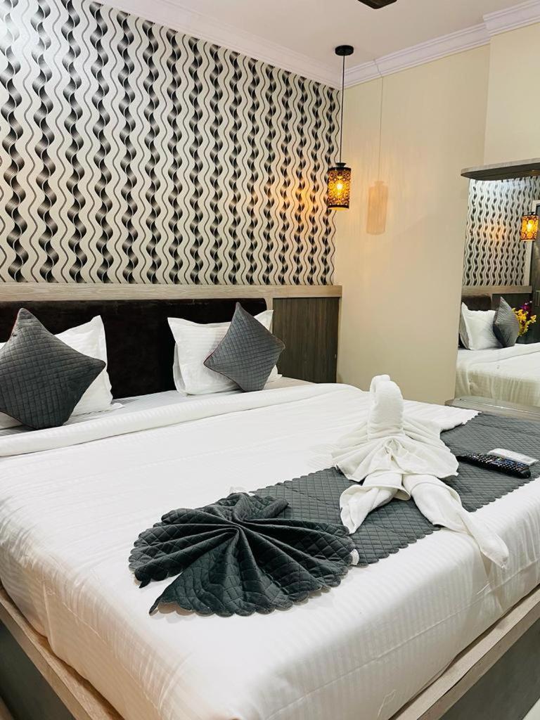 Hotel Blue Petals Shamshabad Dış mekan fotoğraf