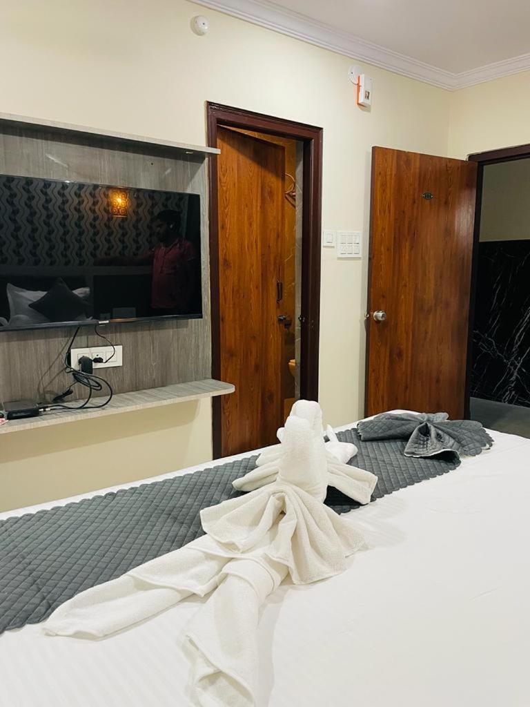 Hotel Blue Petals Shamshabad Dış mekan fotoğraf