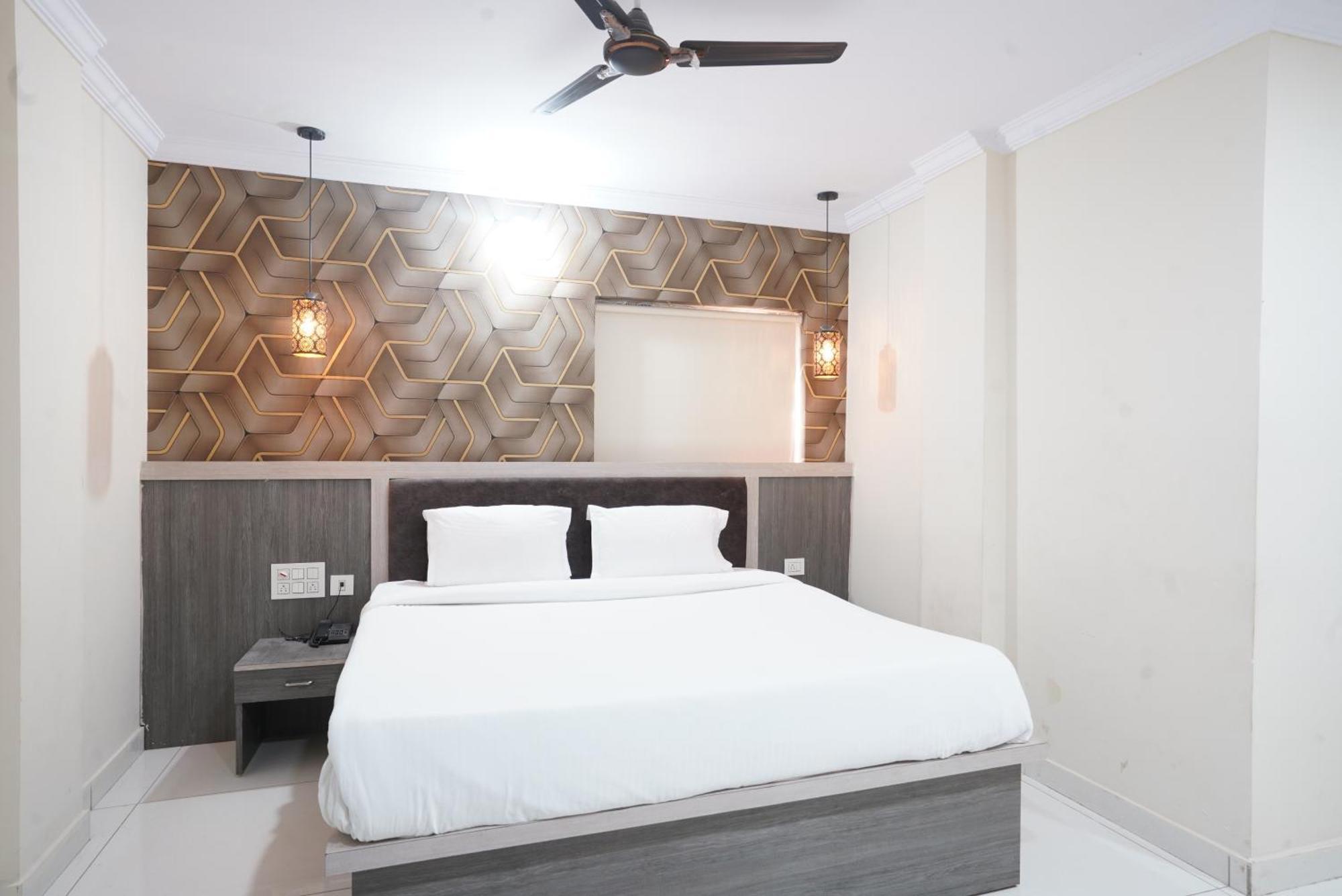 Hotel Blue Petals Shamshabad Dış mekan fotoğraf