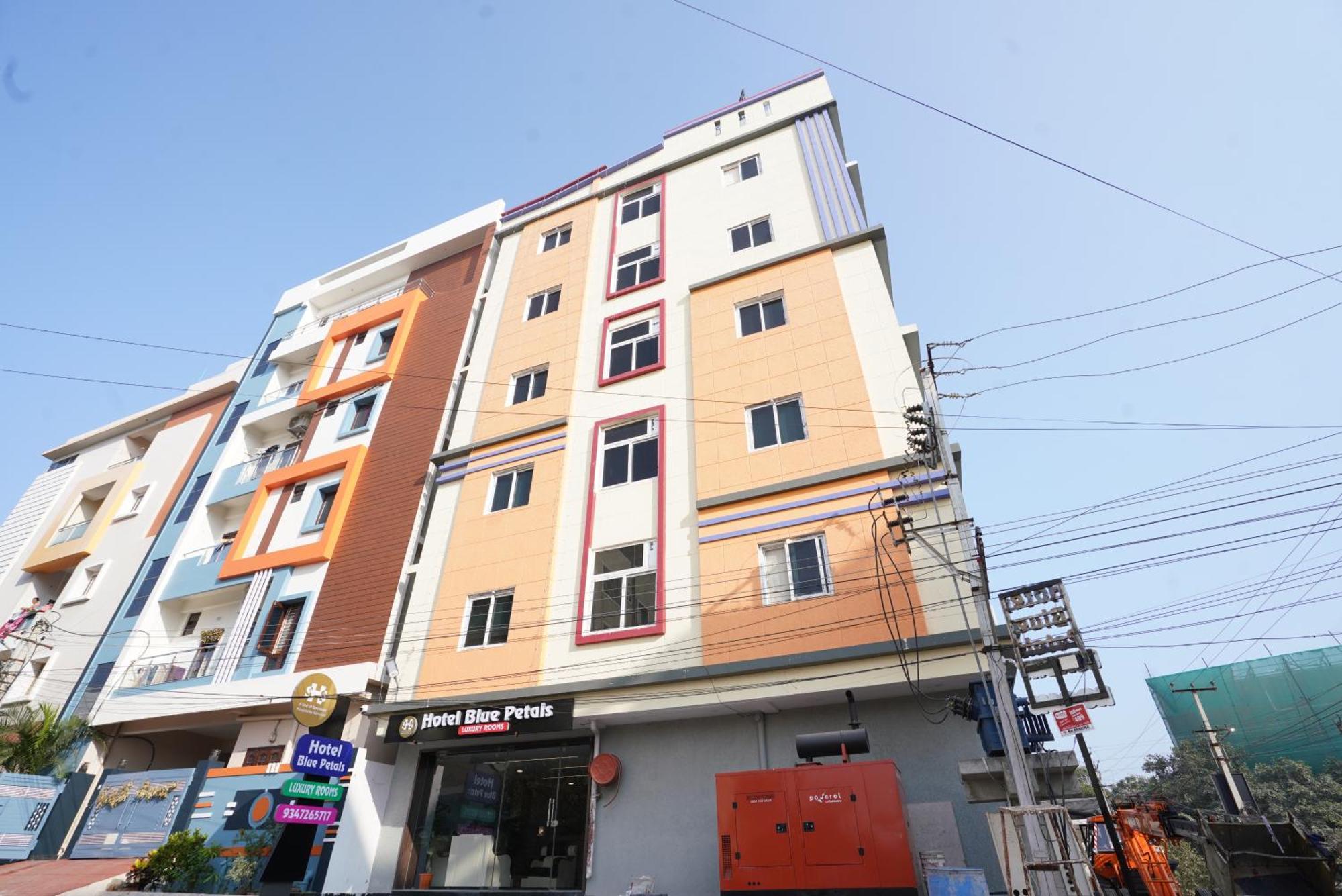Hotel Blue Petals Shamshabad Dış mekan fotoğraf