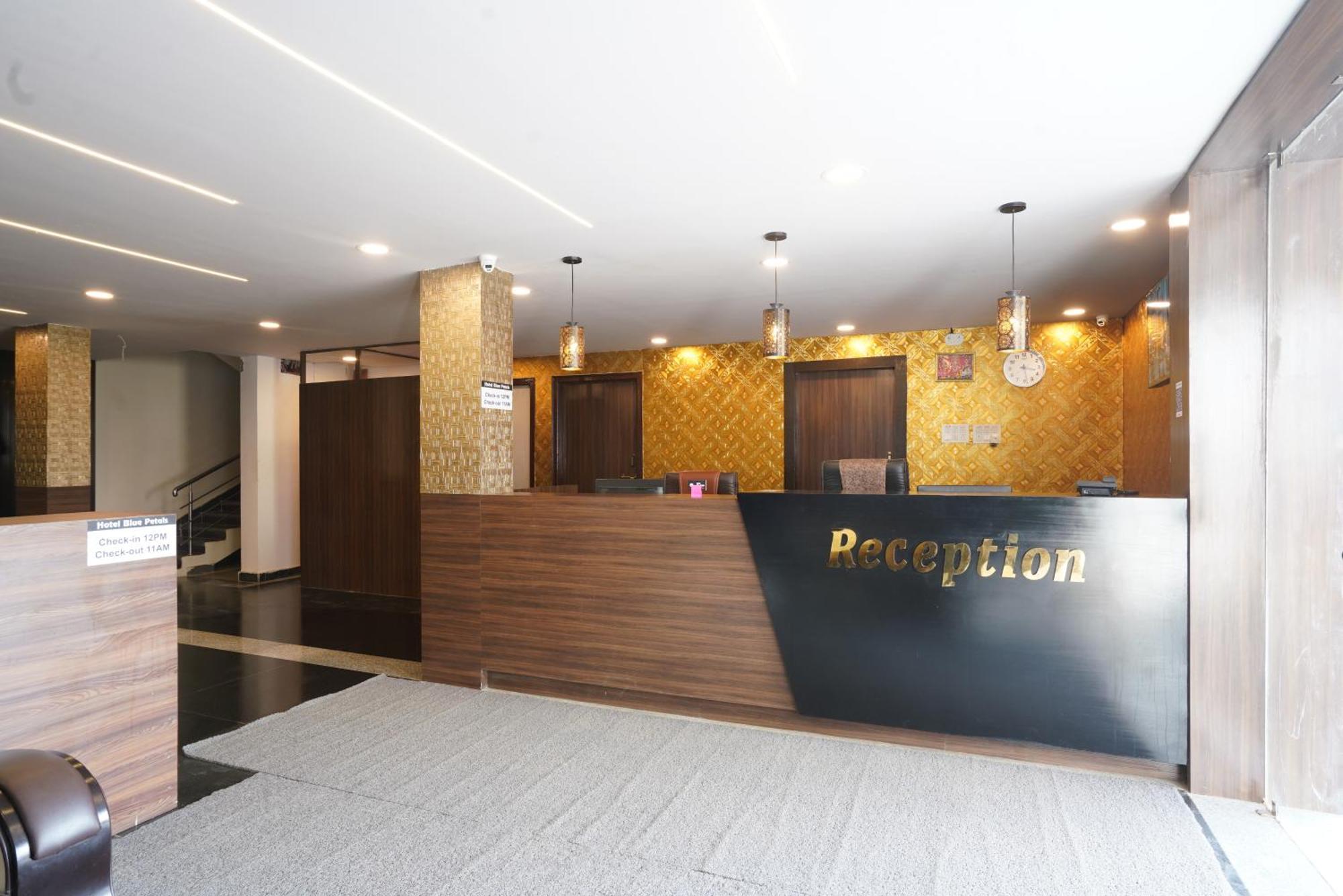 Hotel Blue Petals Shamshabad Dış mekan fotoğraf